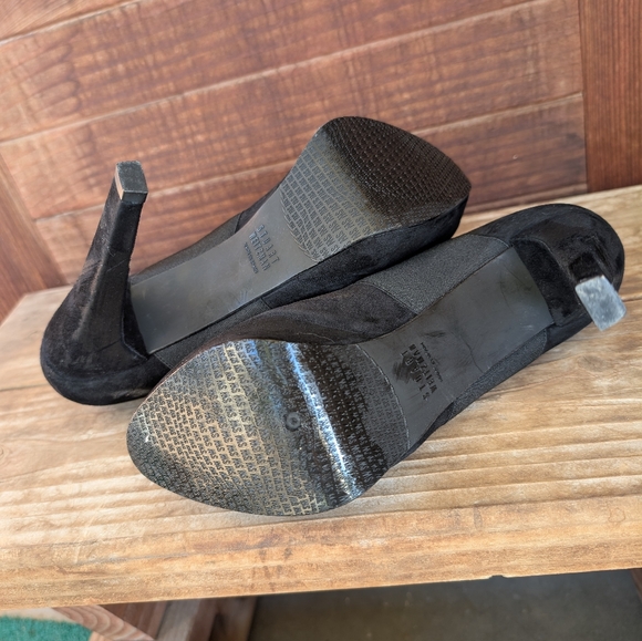 Stuart Weitzman Suede High Heels with Platform and Slip-On Design - Picture 6 of 7